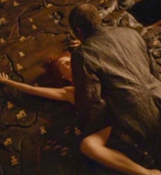 Sexo salvaje entre Melisandre y Stannis