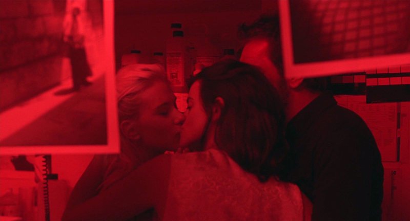 El beso lésbico entre Scarlett Johansson y Penélope Cruz