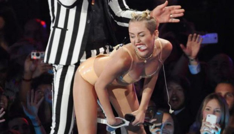 Miley Cyrus follando con su manager