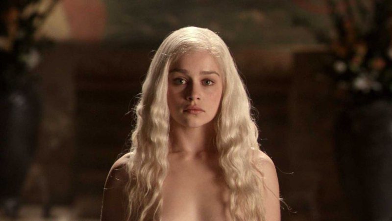 Emilia Clarke desnuda