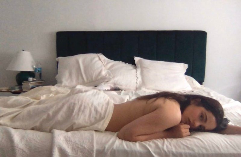 Rosalía desnuda en la cama