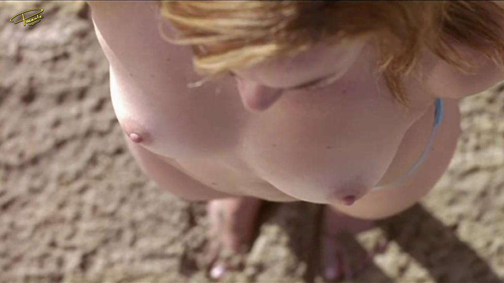 Marta Hazas topless en la playa