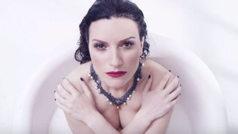 Laura Pausini desnuda