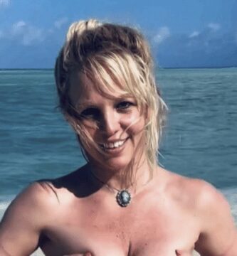 Britney Spears se revuelca en la playa desnuda