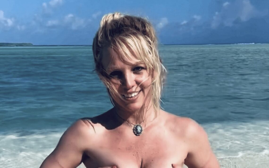 Britney Spears se revuelca en la playa desnuda